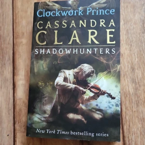Clockwork Prince - Andra boken i Cassandra Clare's bokserie " the infernal devices" På engelska och ryggen är bara lite bryten efter läsning annars bra skick. Säljer för har en redan