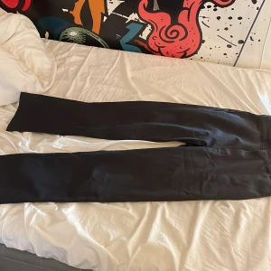 Tvär feta svarta dickes 874 chinos  - 874 chinos dickies som är svarta. Inga skador och är som nya. Skater byxor eller bara till vardagen. 