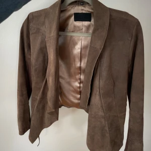 Mocka jacka  - Jättefin mocka jacka från Frontrow .knappt använd,så den är i nyskick . Storlek 34