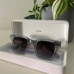 Chimi solglasögon  - Chimi 04 Använda 1 gång om ens det Fick de precis innan sommaren så typ helt nya Jätte snygga