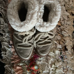 Beige vinterkängor med foder - Säljer ett par supermysiga beige inuikii skor, använda en säsong och har inga tecken på användning förutom lite veckning på bakre delen och på snörena. Är inte säker på priset än. Säljer pga att de är för små. Skriv gärna om ni har frågor.