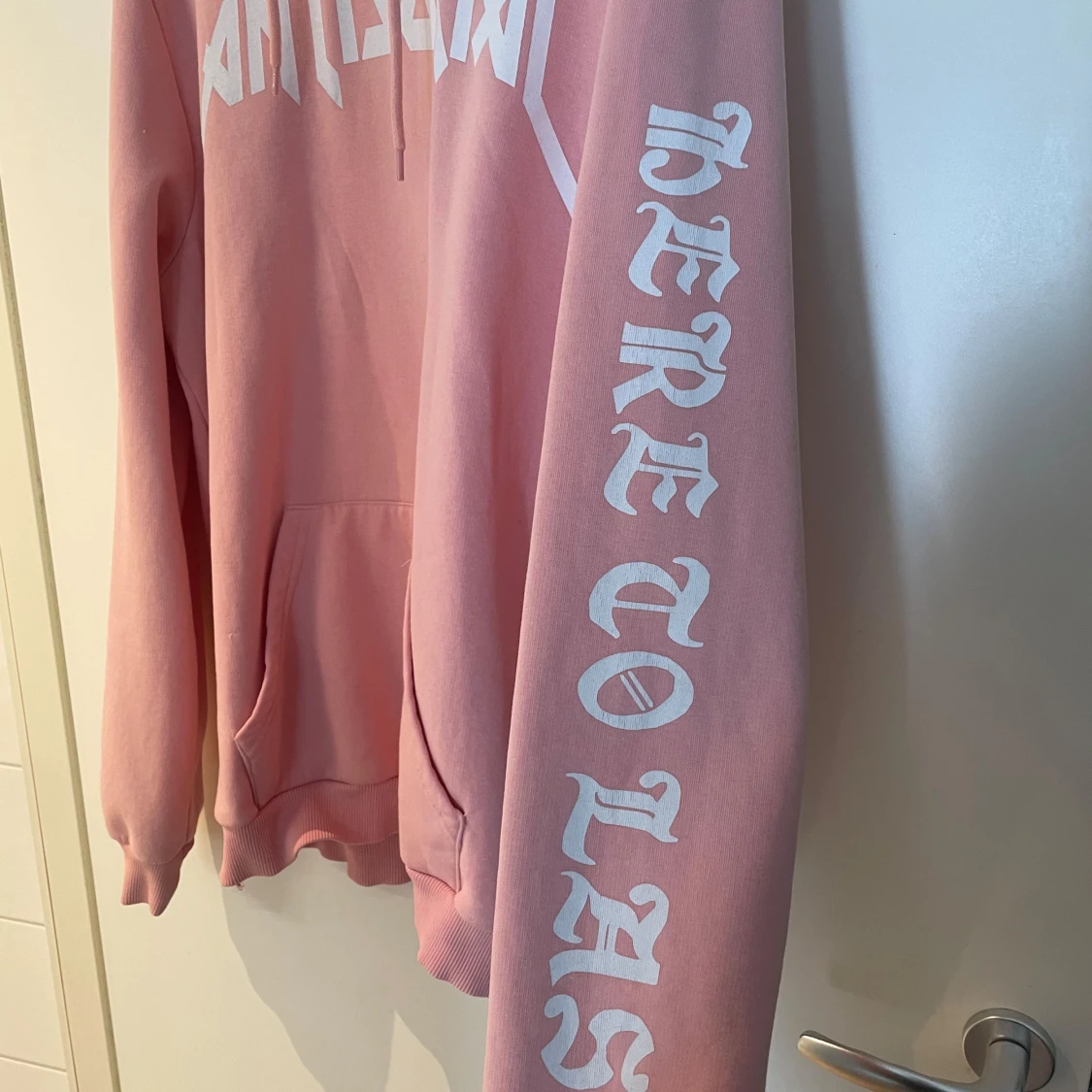 Rosa hoodie med vit text på - 28