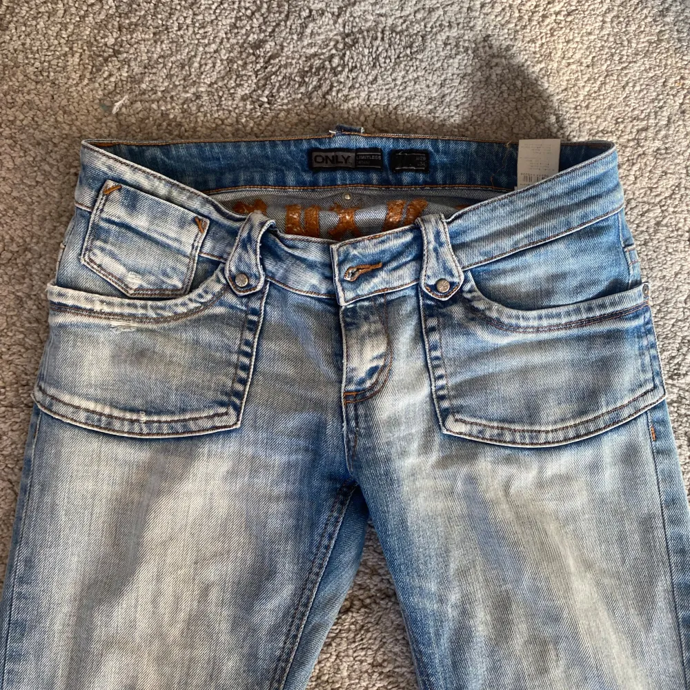 Suuuper snygga Lågmidjade bootcut jeans ifrån only, säljer då jag har ett par exakt likadana. Köptes på plick för 1000💗 Min vän på bilden är 173 men de är långa på mig som är 168! Skriv för fler bilder och frågor💗💗. Jeans & Byxor.