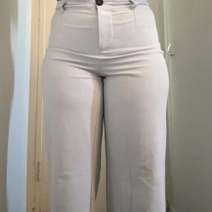 Vita kostym  - Jag säljer dessa byxor med samma anledning som dom svarta. Dessa har jag också använt 2-3 gånger.