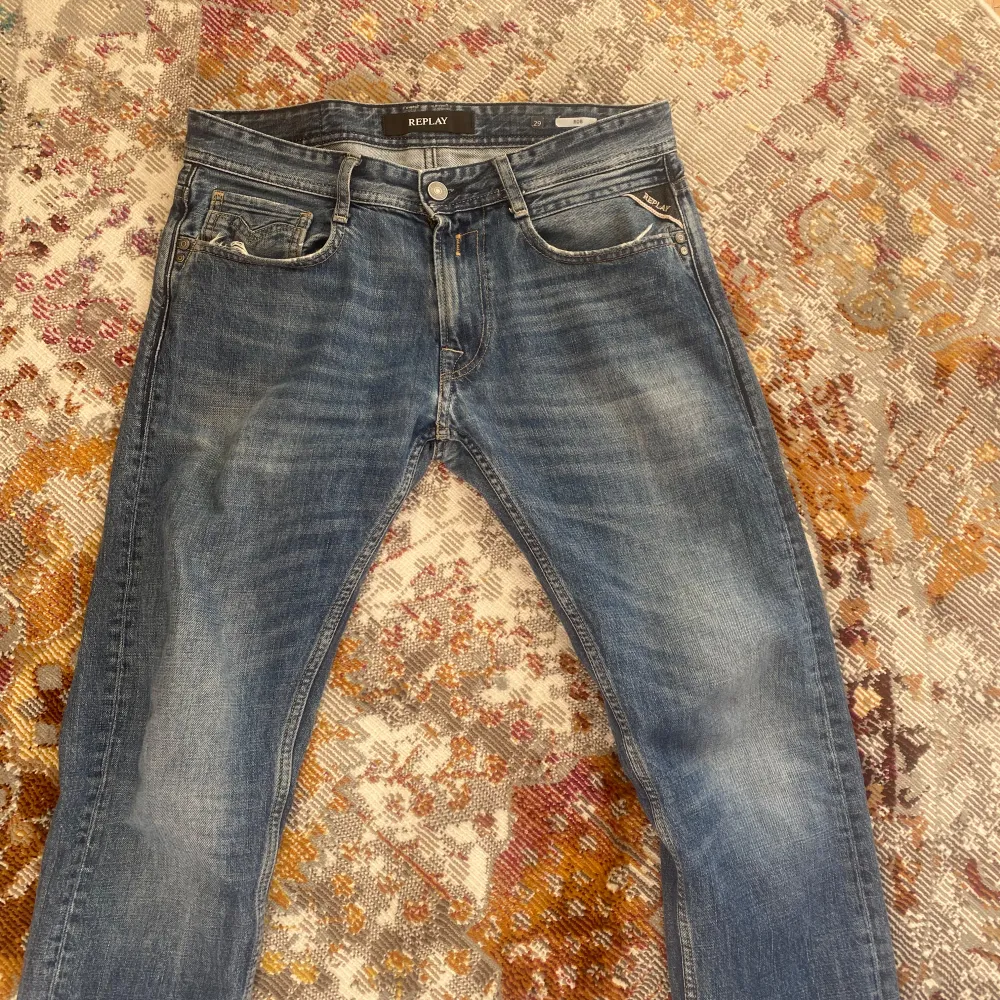 Hej! Säljer mina replay jeans i st 29 inget fel på jeansen sitter bra ! Hör av er vid minsta lilla fråga!. Jeans & Byxor.