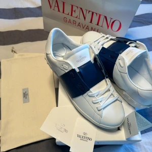 Valentino Garavani sneakers i vitt och blått - Säljer ett par snygga Valentino Garavani sneakers i Marine färg. Passar 44-45. Säljer pga dem va för små för mig⚡️