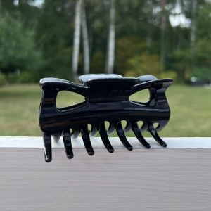 Svart hårklämma - En svart blank hårklämma. Vet ej var den kommer ifrån 💞  Ca 9 cm lång. Oanvänd, endast testad.