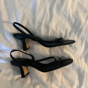 Klackar - Använt 1 gång. Säljer pgd av att jag har för många. Storlek 38 passar 39 också ( har båda)