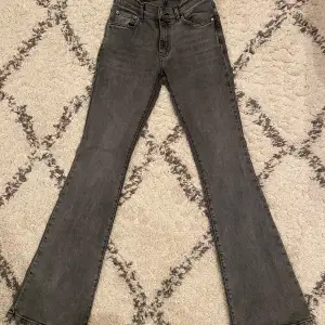 Fina jeans från Gina Tricot i storlek 36, defekter och mått - se bild. På hemsidan påstås de vara lågmidjade, men jag skulle säga att de är lite mer midwaist. Skriv om du har några frågor🩷