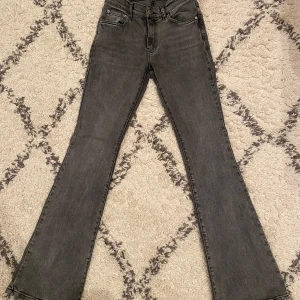 Bootcut Jeans - Fina jeans från Gina Tricot i storlek 36, defekter och mått - se bild. På hemsidan påstås de vara lågmidjade, men jag skulle säga att de är lite mer midwaist. Skriv om du har några frågor🩷