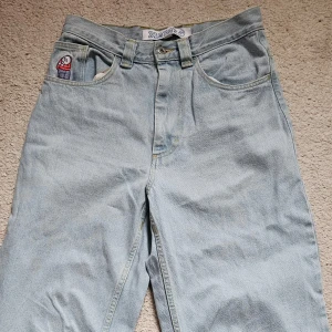 Big boy jeans - Säljer mina ljusblå big boy jeans, jättefint skick!  Lite slitna nere vid hälen men syns knappt. Ställ gärna frågor!