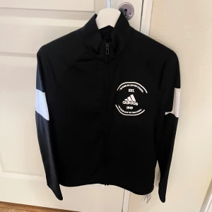 Kläder i stl 164 ( 13-14 år) - De är i ny skick. Långärmad tröjor är helt nya, oanvända. 250kr/st. Byxor 200kr/st ,  vit tröja 100 allt för 800 kr. 