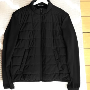 cardigan - Säljer en snygg svart cardigan från Zara. Den har bara använts några få gånger och är i toppskick 10/10. Storlek L, men sitter som M. Priset kan diskuteras, så tveka inte att höra av er om ni vill ha fler bilder och mer information. 🌟🧥