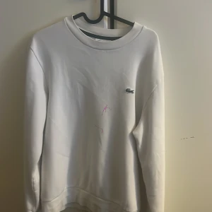 Tröja  - Hej säljer min lacoste tröja då den inte kommer till användning längre, jätte bra skick skön och detta är st L sitter bra inga hål skriv vid intresse 