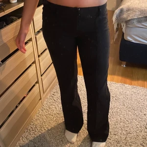 Lågmidjade kostymbyxor  - Lågmidjade byxor från madlady som ej kommer till användning💗