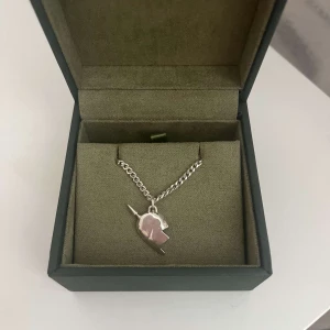 Maria Nilsdotter halsband - Säljer detta Maria Nilsdotter halsband, halvhjärta med pil, inga defekter 🥰