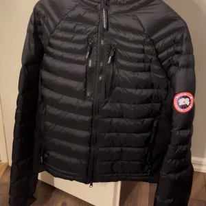 Canada Goose jacka  - Hej säljer min canada Goose jacka som jag fick för ett tag sedan, det har använts 1 gång tidigare (nyskick) 