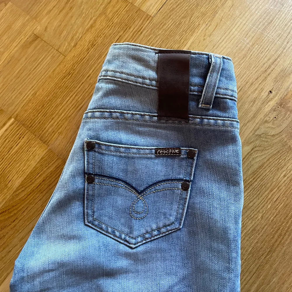 Superfina lågmidjade ljusblå jeans i bra skick. Jeans & Byxor.