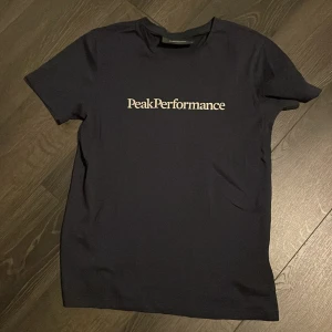 Peak t shirt storlek:s - Bra skicka storlek s  2 stycken för 500 knappt använda  Går att köpa enskilda för 250 