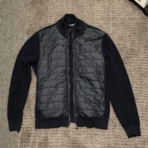 Cardigan - Cardigan från Jimmy Sanders  .Riktigt fet, inga defekter… Sparsamt använd! Nypris 1350kr  Hör av vid frågor:)  Kan sänka pris vid snabb affär😊