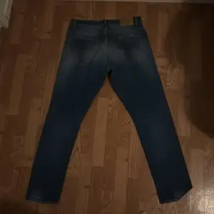 Köpte ett par för stora jeans men jag har inte orkat skicka tillbaka dem, dem är helt sprillans nya i storlek 33/32 köpte för cirka 1799 men säljer för 1350 