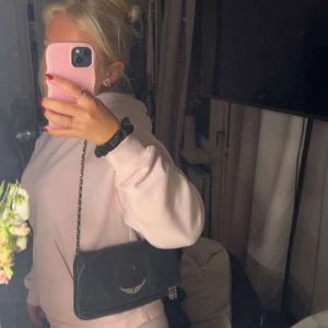 Zadig väska  - Zadig väska jag köpt begagnad här på plick för ca 2 år sedan. Den är flitigt använd men fortfarande i väldigt fin skick. Den är lite missfärgad på själva märket men inget man tänker på på håll👏🏻🫶🏼hör av er vid frågor, fler bilder eller för prisförslag!