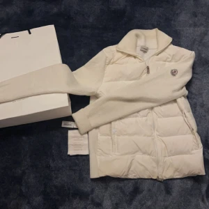 Moncler cardigan - Tja! Säljer nu denna stilrena och feta moncler cardigan. Skicket är 10/10! og medföljer ej. Cardiganen är självklart 100% äkta, och nypriset ligger på runt 12 900 kr. Storleken är M, men skulle säga att den sitter som S     Mvh😊
