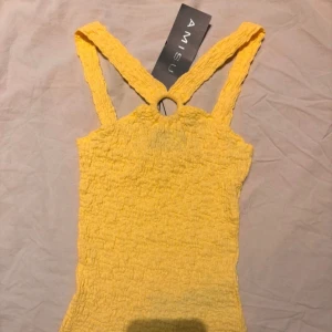 Gult linne - Med prislapp kvar 