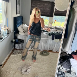 Coola jeans - Snygga jeans som tyvärr inte kommer till användning längre! Midjemått 80cm innerbenet 79cm