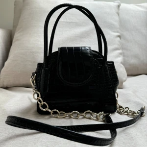 Svart väska zara - Svart liten väska från zara!