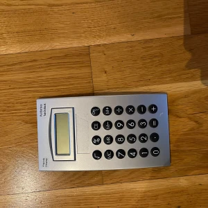  miniräknare helt ny  - Praktisk miniräknare i silver med tydlig display och stora, svarta knappar. Perfekt för både skola och kontor. Enkel att använda med alla grundläggande funktioner som addition, subtraktion, multiplikation och division.köpt för 250kr