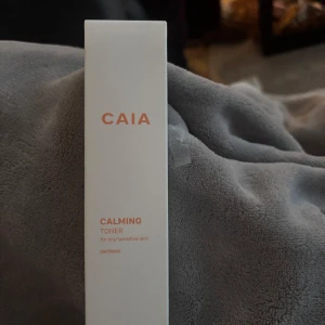 Calming Toner från CAIA - Calming Toner från CAIA är en doftfri toner för torr och känslig hud. Innehåller panthenol och är dermatologiskt testad. Perfekt för att återfukta och lugna huden efter rengöring. Fick 3 i julklapp så säljer en. Aldrig öppnad, orginal pris 195 