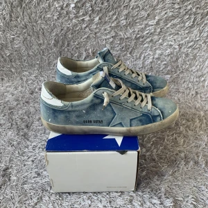 Golden Goose - Säljer dessa riktigt unika Golden Goose skor! | De är i riktigt fint skick och låda tillkommer endast i hälen man kan se pyttelitet tecken på användning! | Storlek 40 men kan passa lite större! | Kan eventuellt gå ner i pris vid snabba affär!