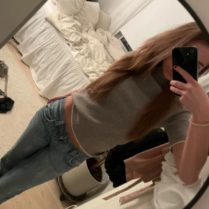 Grå stickad topp - Super snygg stickad topp från zara som inte finns kvar längre. Inga defekter!🥰