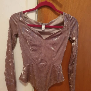 Lila sammet body - Den sammet body är bra stick 