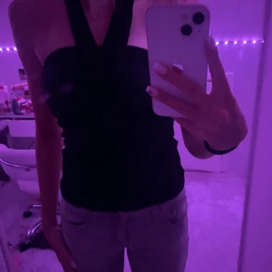 Svart halterneck topp - Fin svart topp utan ärmar, aldrig används🥰🥰