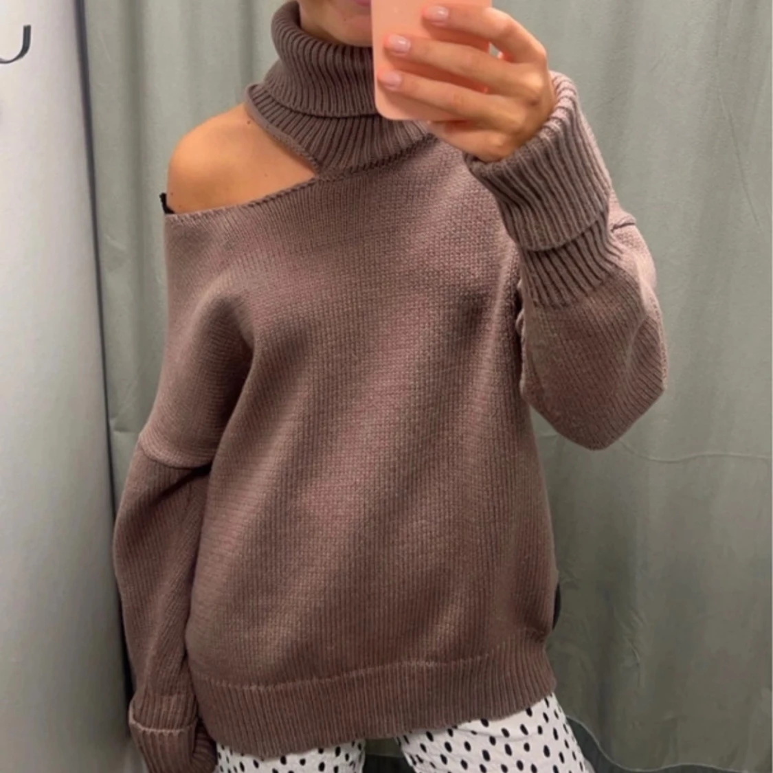 Brun offshoulder polotröja från Malina Bonita