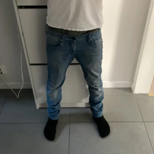 Blå jeans från Jacob Cohen - Säljer ett par riktigt snygga blå jeans från Jacob Cohen storlek w26.De är av stretchigt material och passar någon som är 160-170. Modellen på bilden är 165. Inga stora defekter.