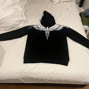 Svart hoodie från Marcelo Burlon - Säljer min marcelo burlon hoodie då den inte är till så mycket användning just nu.
