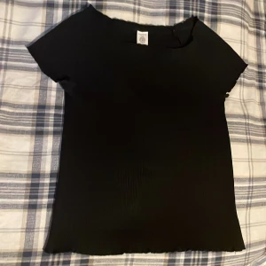 Svart ribbad topp💗 - Säljer denna svarta och ribbade topp från Lindex.✌🏻💗 Passar till fester eller till vardags💕Tillverkad i ett mjukt och bekvämt material som inte kliar/irriterar på kroppen.💗💕