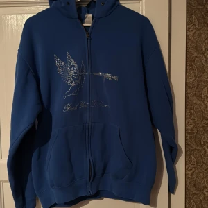 Rhinestone hoodie - Rhinestone zip hoodie från best is yet to come. Snygg & fräsch och passar alla stilar! 