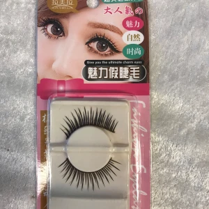  lösögonfransar - Snygga svarta lösögonfransar som ger en dramatisk look. Perfekta för att framhäva ögonen och skapa en intensiv blick. Förpackningen är stilren med en bild av ögon med långa fransar.  39kr/paket . finns fler kvar 