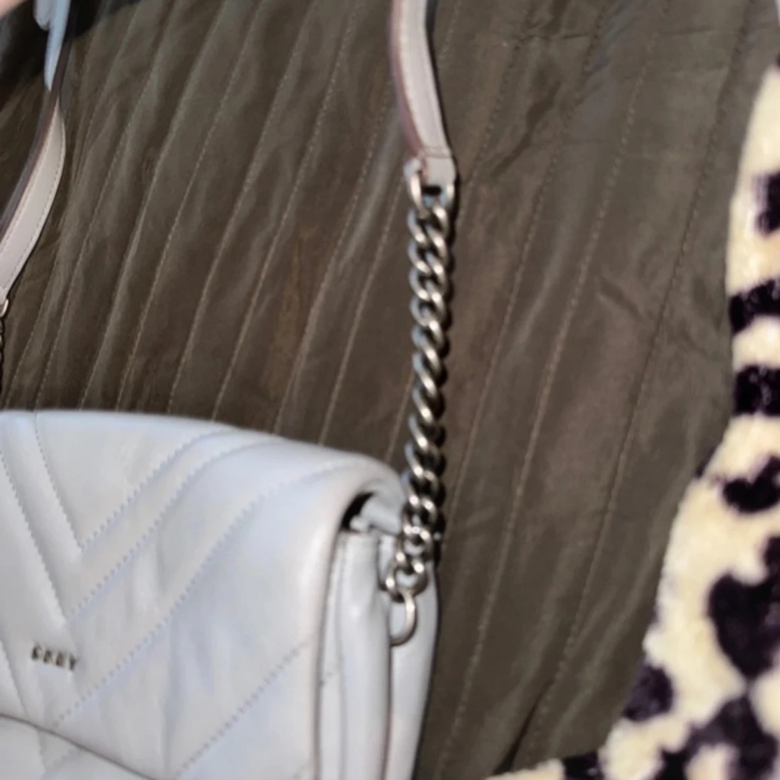 Grå quiltad axelväska från DKNY - 91