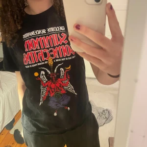 Svart t-shirt med tryck  från Welcome Skateboards - Cool svart t-shirt från Welcome Skateboards med ett färgglatt tryck av en demon och texten 'Summon Something'. Aldrig använd. Nypris 500kr. För referens har jag M i överdelar. Pris kan diskuteras!