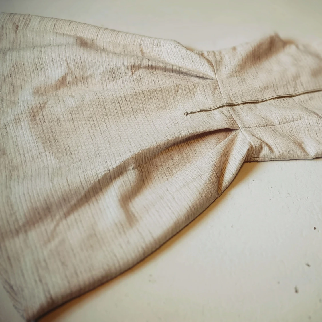 Beige ärmlös klänning med dragkedja - 4