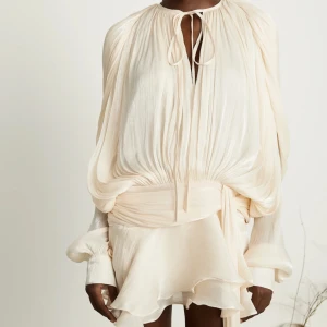 Miss Rosier klänning - OBS!!! Kan inte skickas förrän 12e januari pga resa. Intressekoll på denna fina klänning som just nu trendar på TikTok. Helt oanvänd med alla lappar osv kvar. Passade tyvärr inte mig men är sååå fin. Kommer ett par tillhörande undershorts till klänningen. Skriv för fler bilder eller frågor!🤍