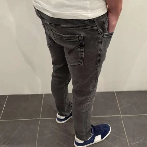 Dondup jeans  - Hej! Dondup jeans George! Storlek 31! Skick 9,5/10! Ny pris 4000 kr! Säljs för 849 kr!