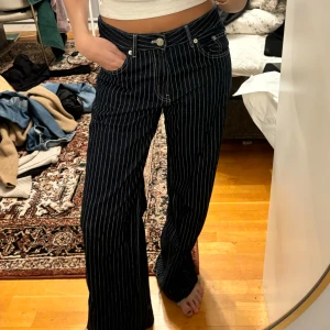 Lågmidjade randiga jeans - Lågmidjade as snygga jeans från zara, längden passar mellan 160cm-167cm
