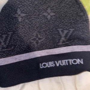 Svart mössa från Louis Vuitton - Riktig fin LV mössa äkta säljer denna då den inte passar min stil. Skick 9/10 hade varit 10/10 men den är använd ett fåtal gånger.