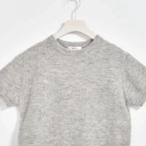 Grå stickad tröja - Säljer en grå stickad tröja med korta ärmar. Tröjan köpte jag på Gina tricot. Tröjan är sparsamt använd 🩶skriv om ni har frågor eller vill ha bilder!!🩶🩶